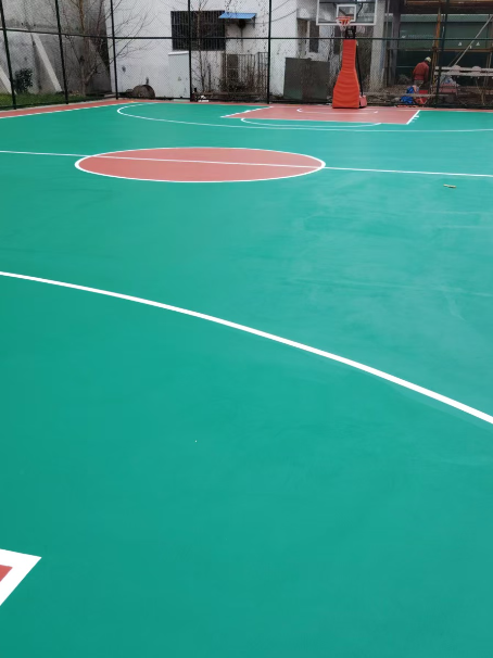 永顺 球场长期使用易出现地面开裂